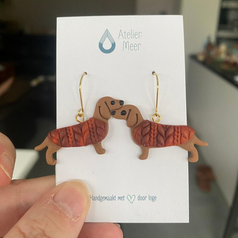 Atelier Meer Atelier Meer: TECKEL klei oorbellen hangers