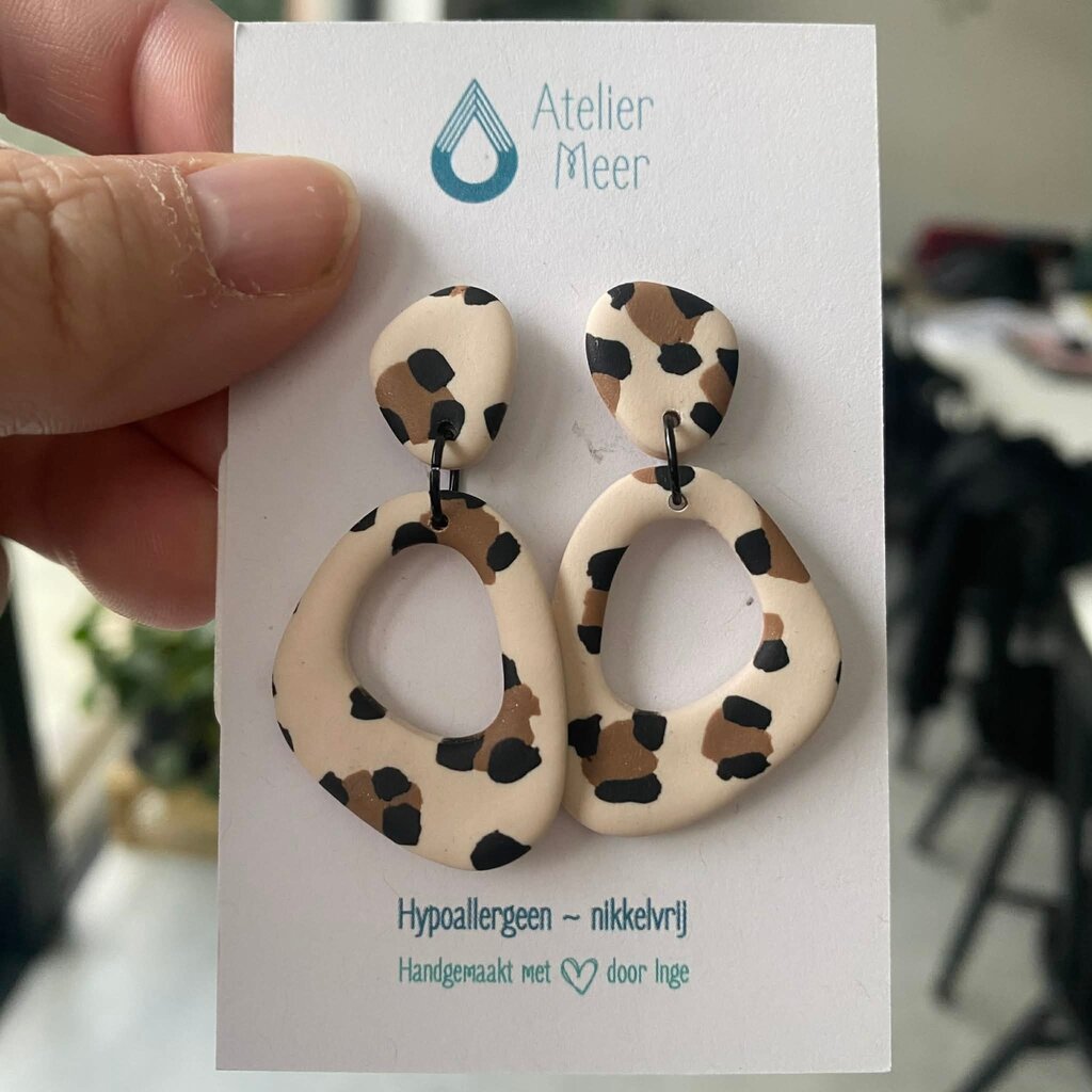 Atelier Meer Atelier Meer: YLVA L klei oorbellen stekers