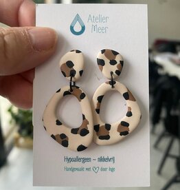Atelier Meer Atelier Meer: YLVA L klei oorbellen stekers