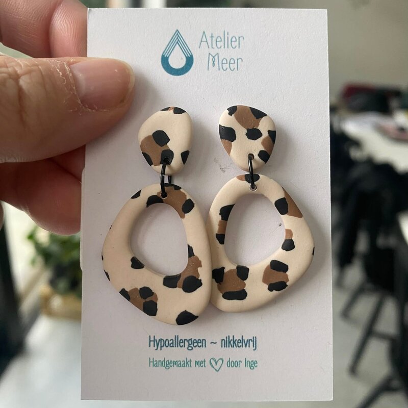 Atelier Meer Atelier Meer: YLVA L klei oorbellen stekers