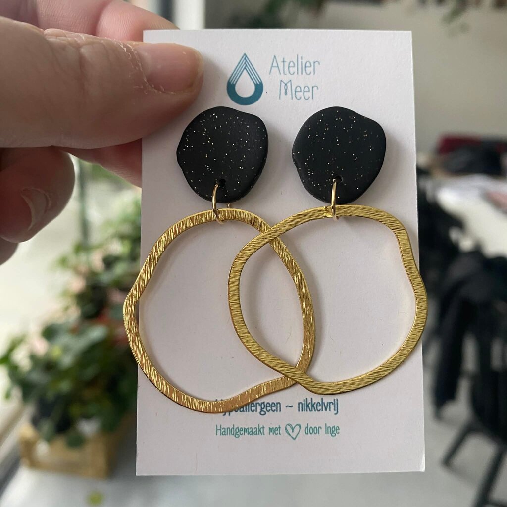 Atelier Meer Atelier Meer: AM - ISLA oorbellen stekers messing  & klei