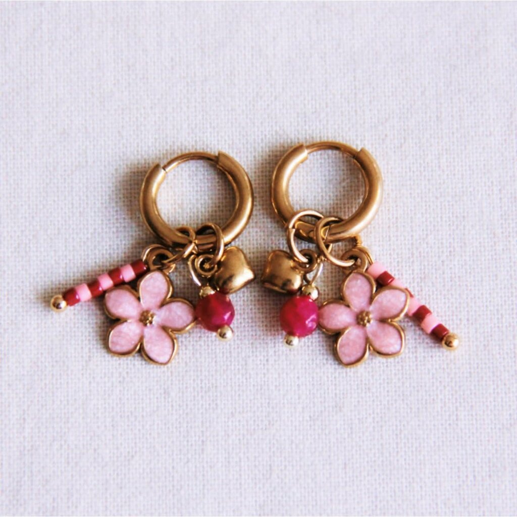Bazou Bazou: oorbellen - RVS oorringen met roze bloem, mini hartje en steentjes - roze
