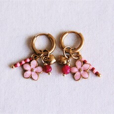 Bazou Bazou: oorbellen - RVS oorringen met roze bloem, mini hartje en steentjes - roze