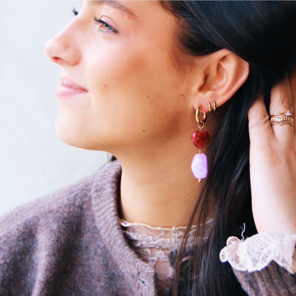 Bazou Bazou: oorbellen - Brede oorringen met nugget en hartje - lila/bordeaux