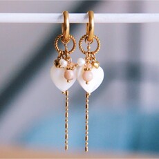 Bazou Bazou: oorbellen - RVS brede oorringen met gedraaide ring, hartjes, facet en klein kettinkje - parelmoer/naakt