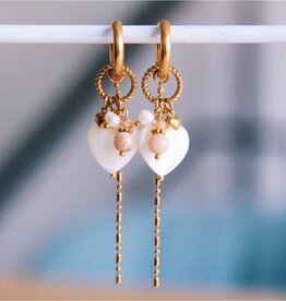 Bazou Bazou: oorbellen - RVS brede oorringen met gedraaide ring, hartjes, facet en klein kettinkje - parelmoer/naakt