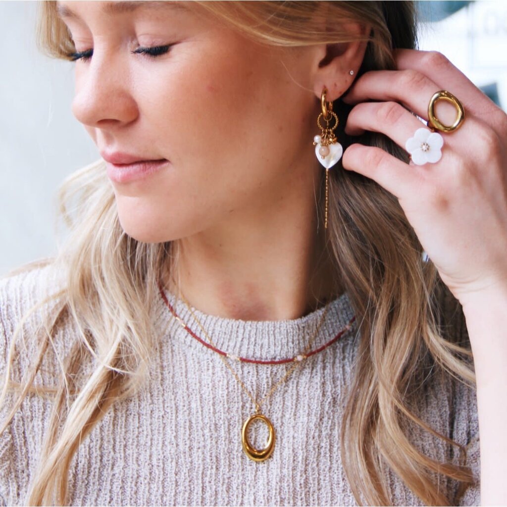 Bazou Bazou: oorbellen - RVS brede oorringen met gedraaide ring, hartjes, facet en klein kettinkje - parelmoer/naakt