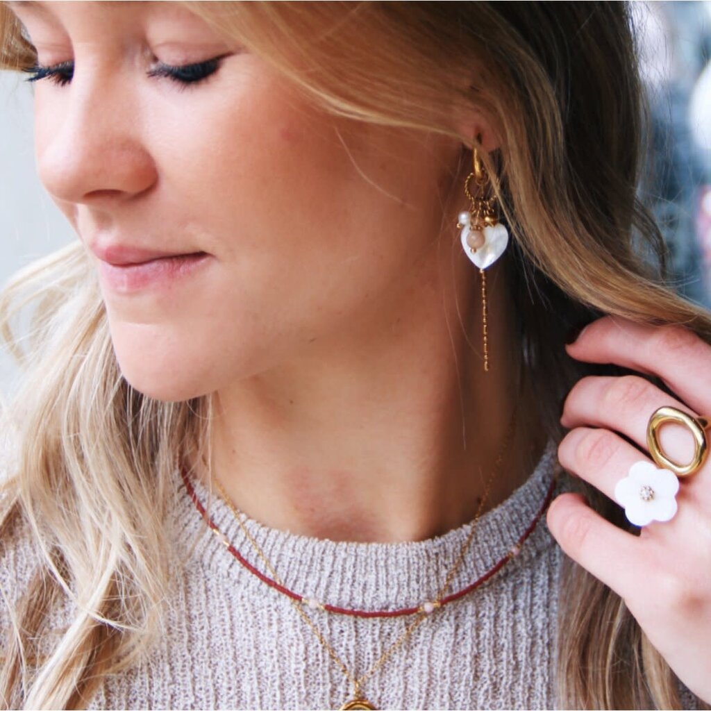 Bazou Bazou: oorbellen - RVS brede oorringen met gedraaide ring, hartjes, facet en klein kettinkje - parelmoer/naakt