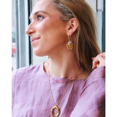 Bazou Bazou: oorbellen - RVS oorring met bloem, kettingen en gekleurd cluster - roze/mint