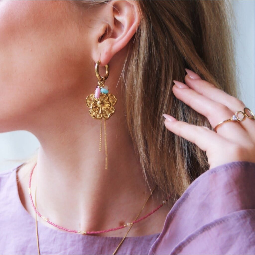 Bazou Bazou: oorbellen - RVS oorring met bloem, kettingen en gekleurd cluster - roze/mint