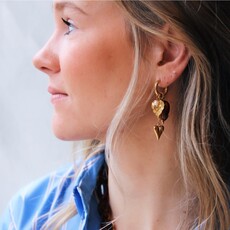 Bazou Bazou: oorbellen - Brede RVS ring met ketting, hart en cluster - roze/oranje