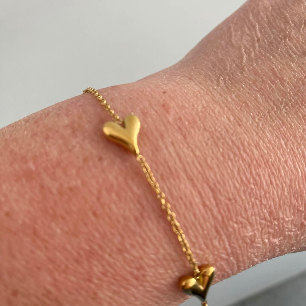 Wauw Wauw: armbandje goud in stainless steel - 3 grote harten