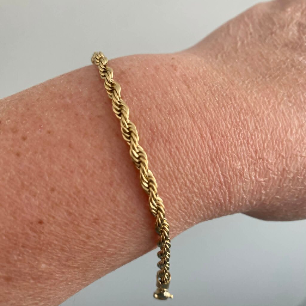 Wauw Wauw: armbandje goud in stainless steel - gedraaid