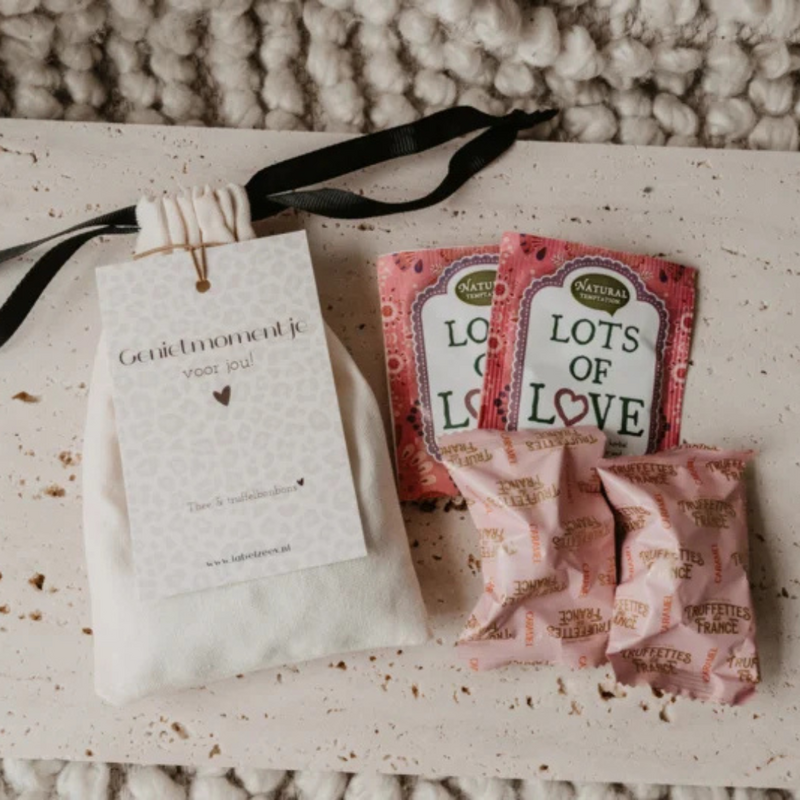 Label ZeeV Label ZeeV: Stoffen zakje met kaartje "genietmomentje voor jou" | thee met truffelbonbons