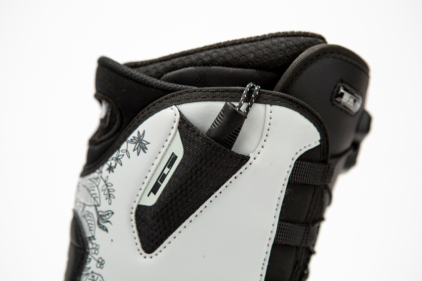 Futura TLS WMS 2022 Snowboard Boots Black White
