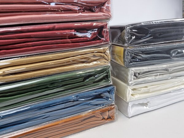 Beauty Silk Shiny Satin Duvet Cover Assorti Beauty Silk Shiny Satin Duvet Cover Assorti