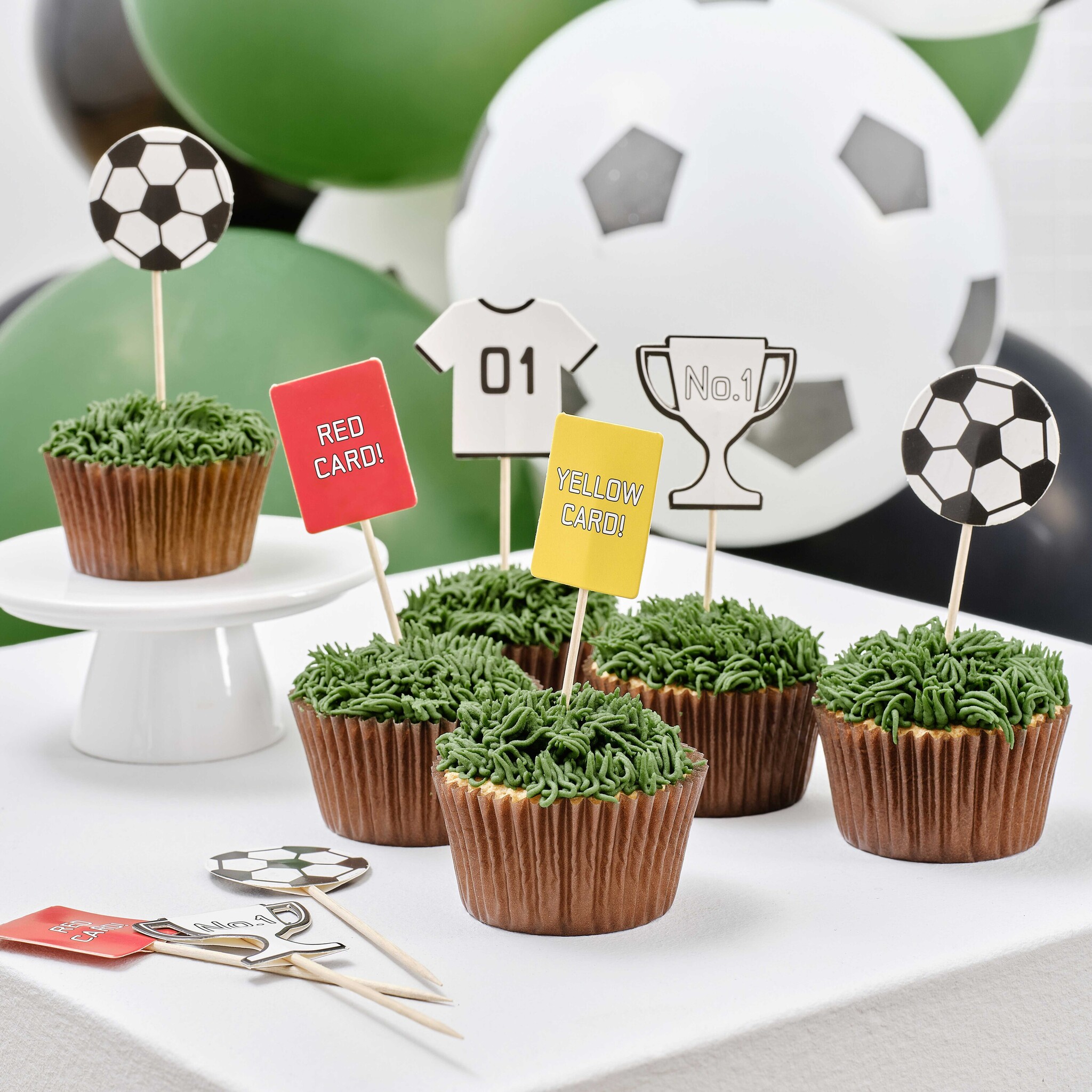 Cupcake prikkers voetbal (12st) Ginger Ray