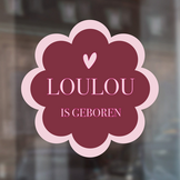 Geboorte raamsticker met naam Burgundy Bloom, bordeauxrode bloemvormige sticker met hartje en tekst is geboren