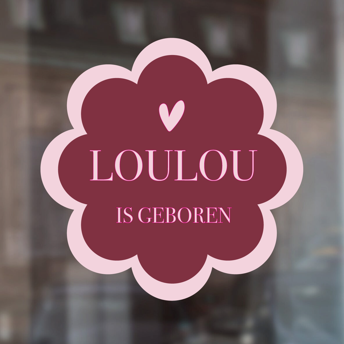Geboorte raamsticker met naam Burgundy Bloom, bordeauxrode bloemvormige sticker met hartje en tekst is geboren