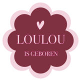 Geboorte raamsticker met naam Burgundy Bloom, bordeauxrode bloemvormige sticker met hartje en tekst is geboren