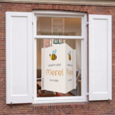Geboortebord met naam Bijtje, dubbelzijdig geboorte raambord met bij, gepersonaliseerd