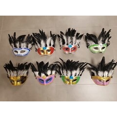 Masker met pluimen