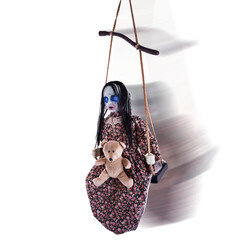 Halloween decoratie bewegend Meisje op de schommel 145cm