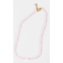 Fijne roze kralen maken van deze ketting een vrolijke blikvanger