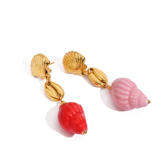 Één roze en één rode schelp voor een unieke look.