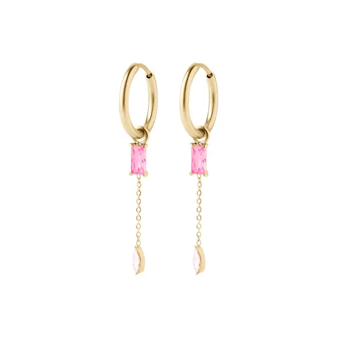Vergulde oorbellen met fijne hoepels, een rechthoekige zirkonia in roze en een druppelvormige hanger.