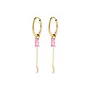 Vergulde oorbellen met fijne hoepels, een rechthoekige zirkonia in roze en een druppelvormige hanger.