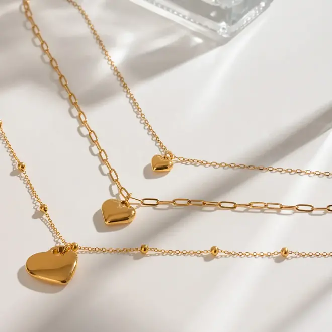 Ga voor een speelse, gelaagde look met deze roestvrijstalen ketting in drie lagen.