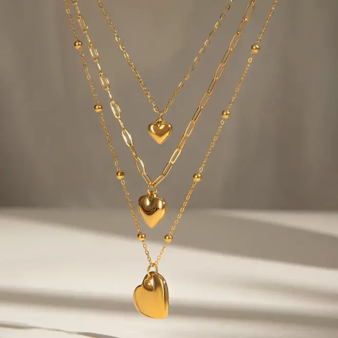 Ga voor een speelse, gelaagde look met deze roestvrijstalen ketting in drie lagen.