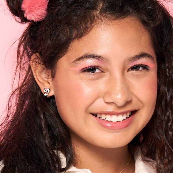 Schattige panda-oorstekers van Girl Nation met hartjes, handbeschilderd en hypoallergeen.