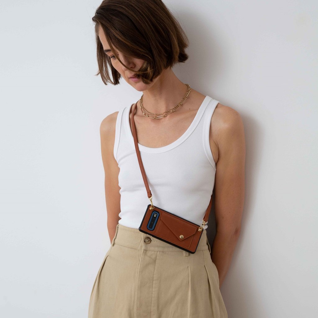 Brown phoneclutch with leather band and necklace