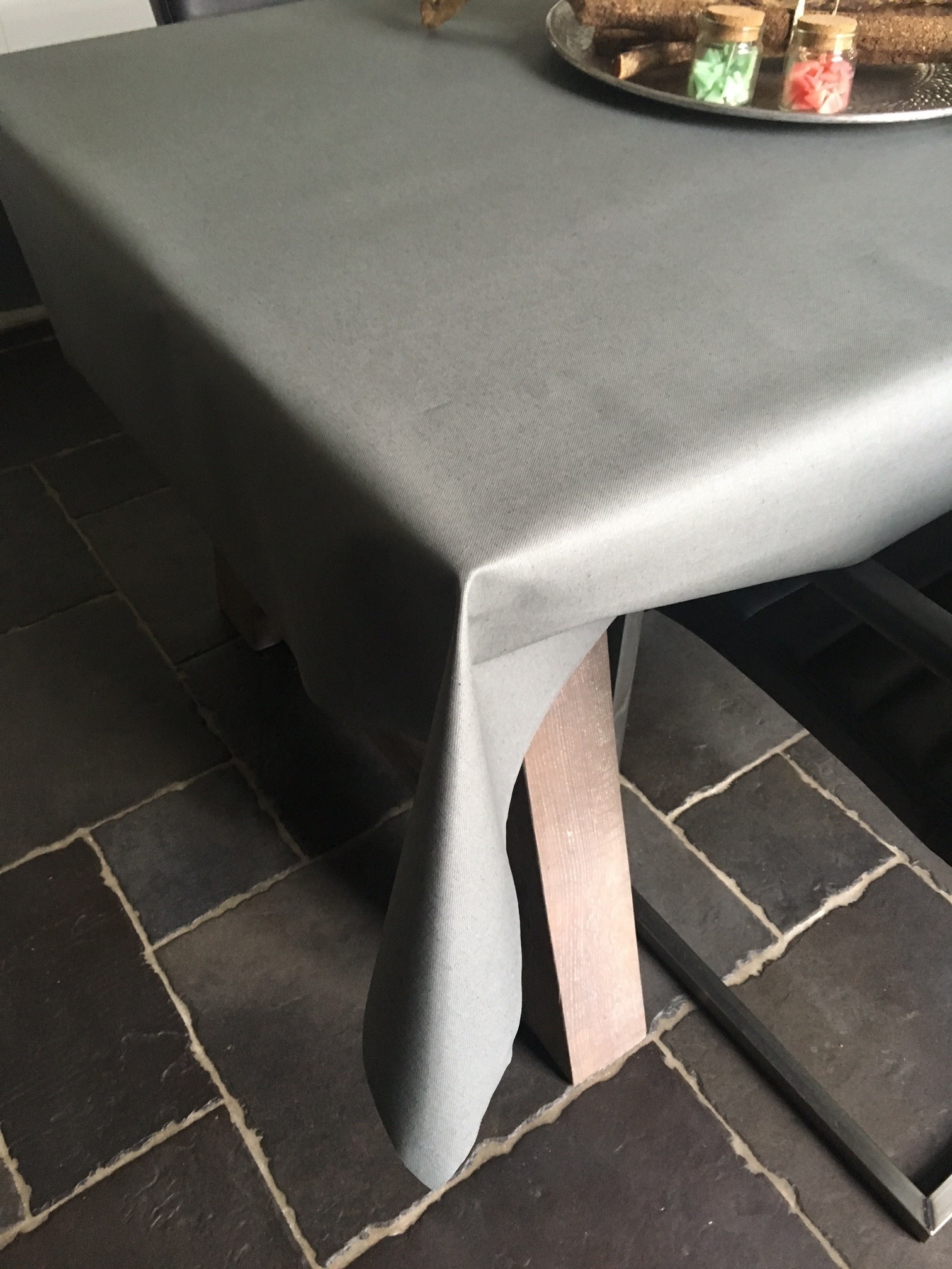 Gecoat tafellinnen donker grijs 160cm