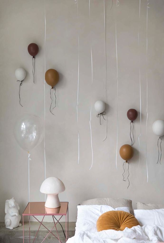 Balloon decoration wit (13 x 13 x 17cm)