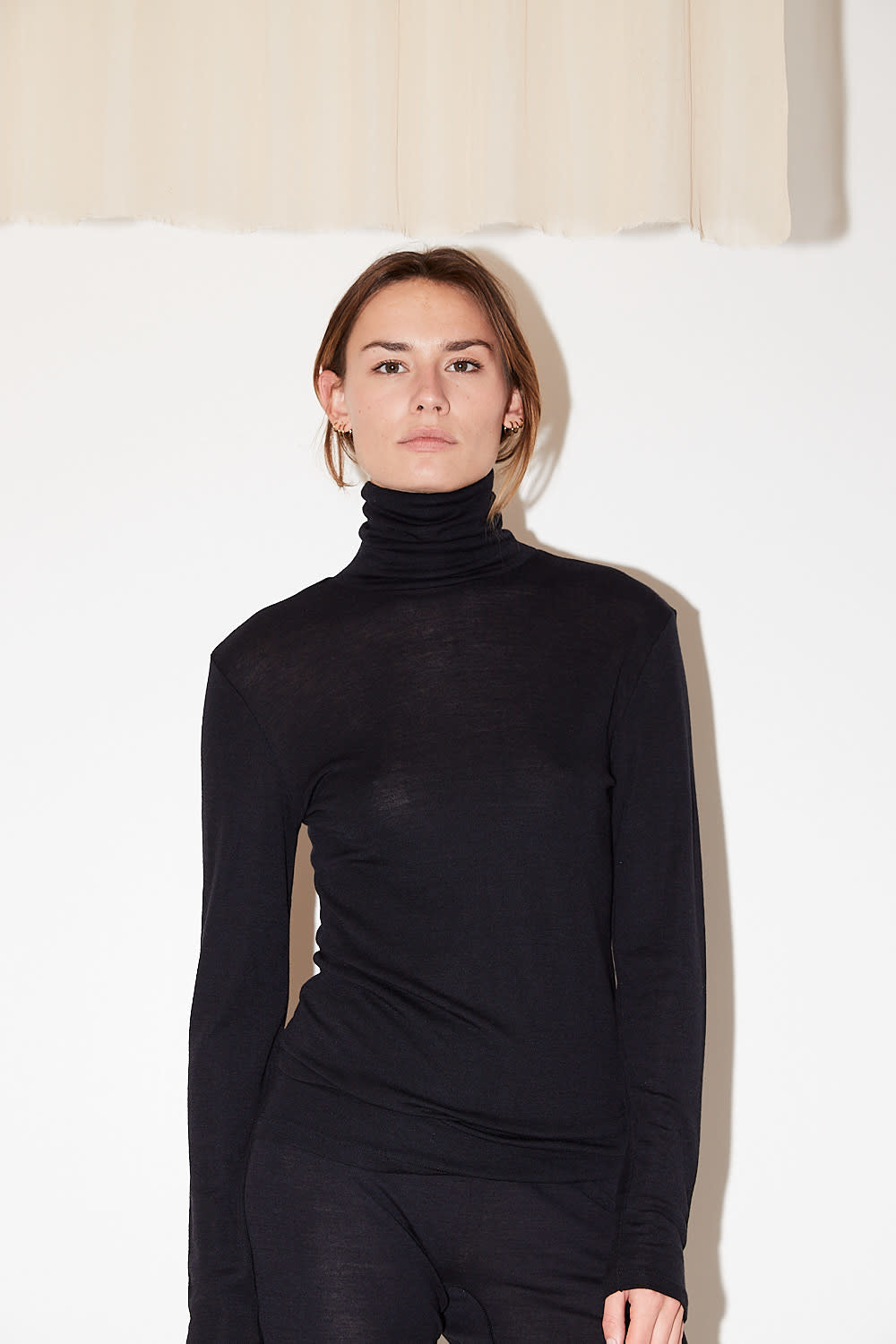 HANRO Woolen Silk Turtleneck Top, Black, Women's, Small