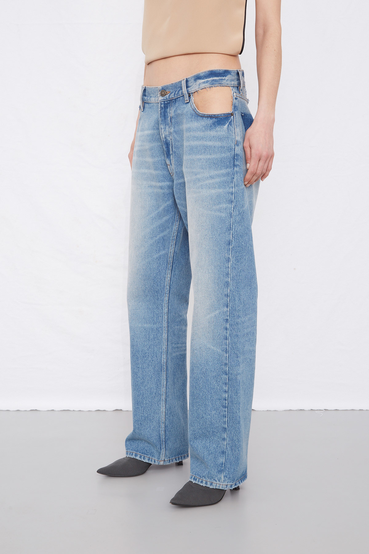  - Pocket cut out jeans