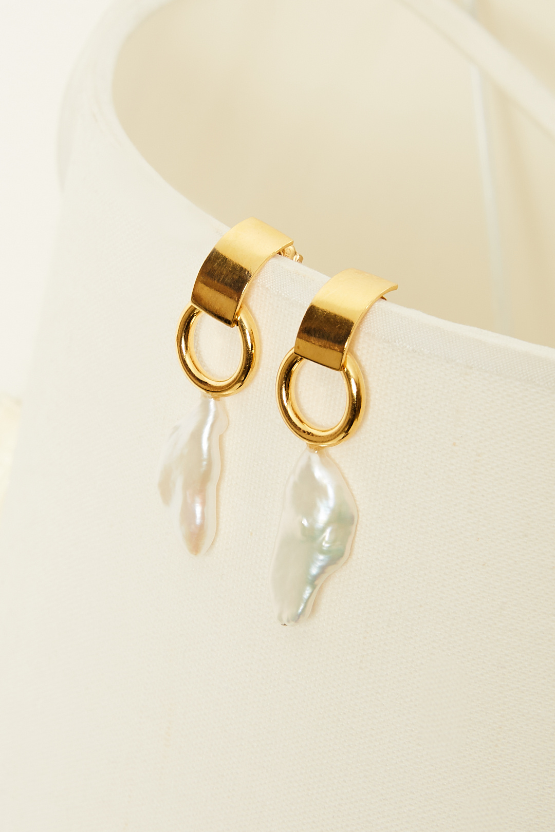Decade earrings with baroque pearl
