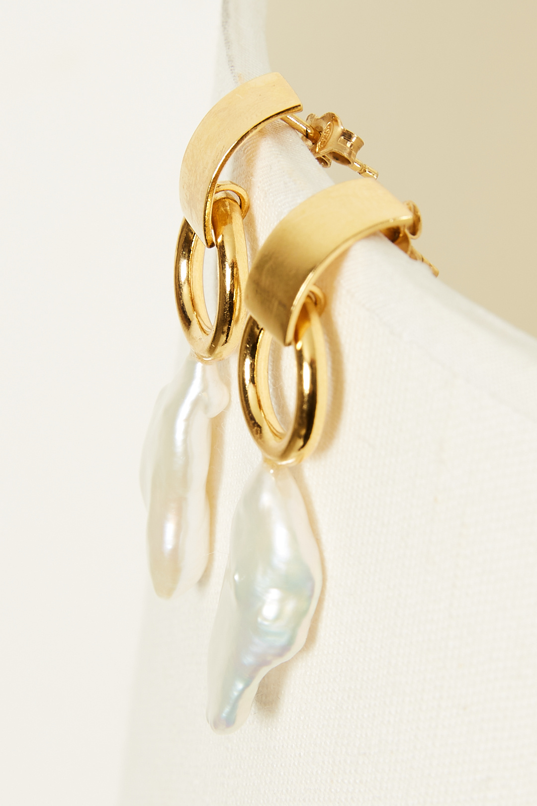 Studio Collect - Decade earrings with baroque pearl