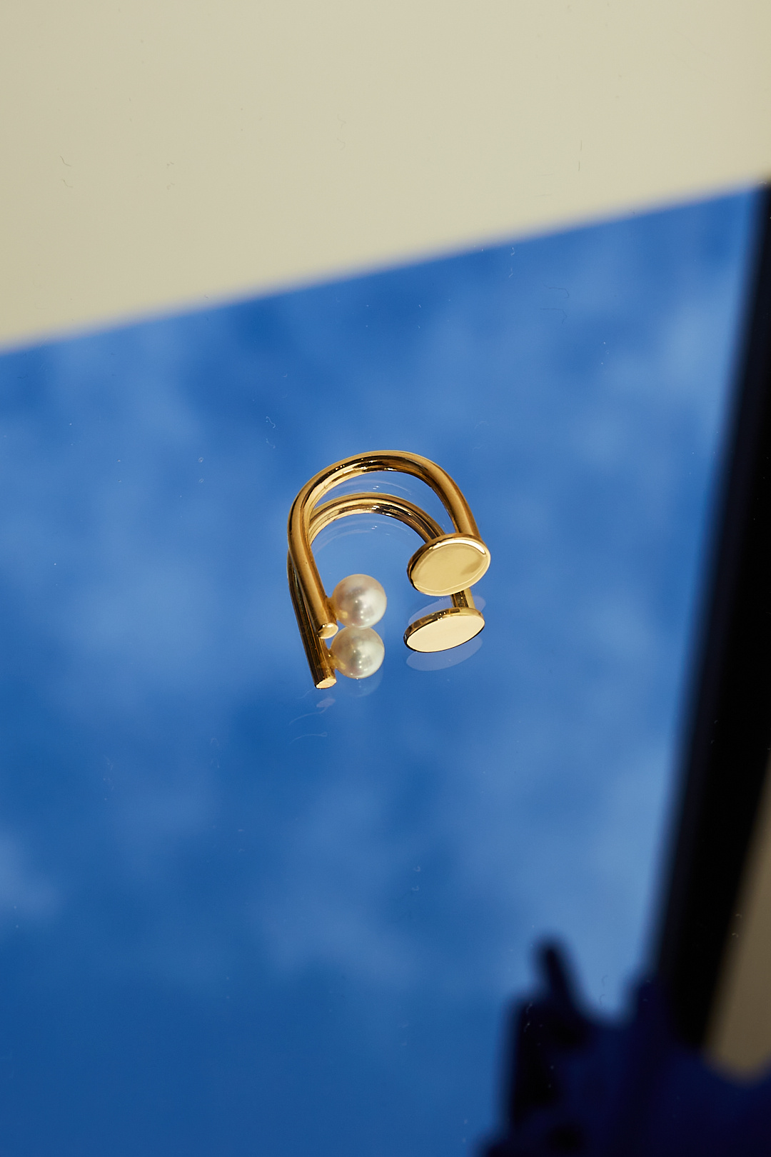 Discus ring with pearl