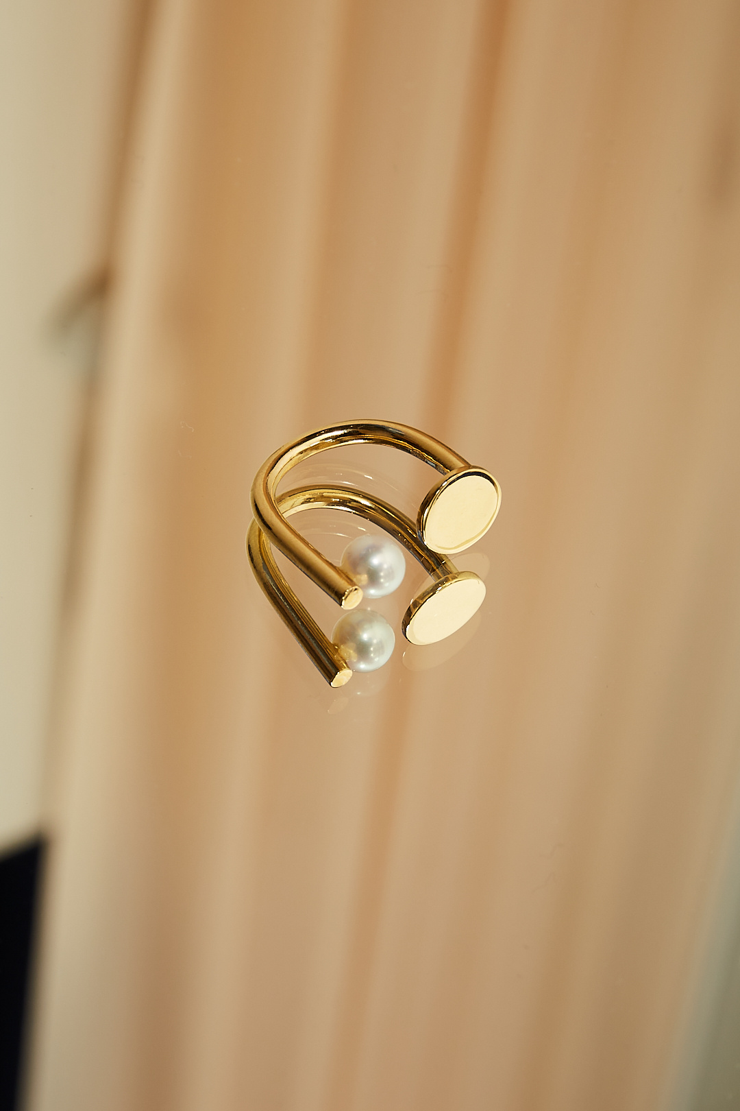  - Discus ring with pearl