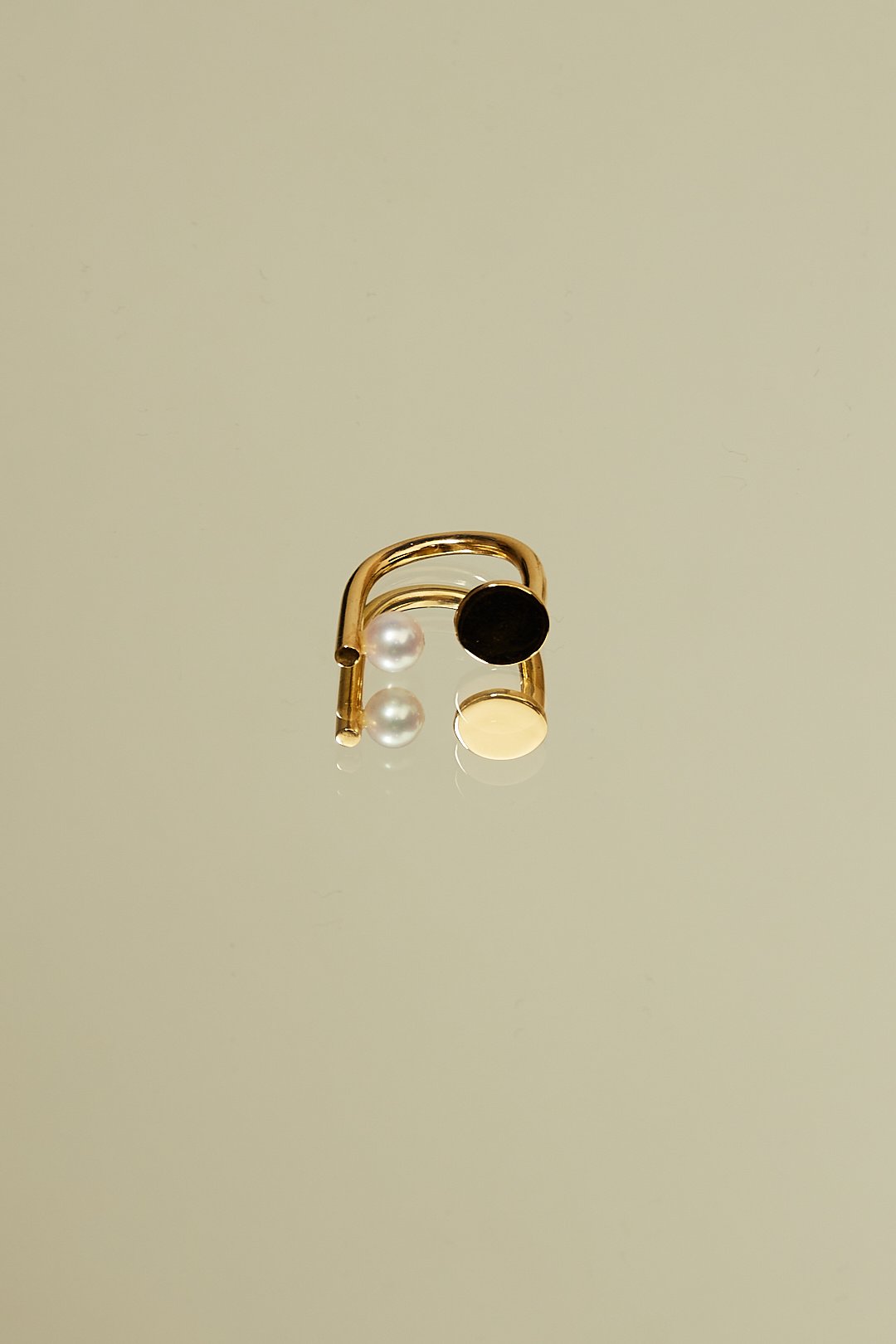  - Discus ring with pearl