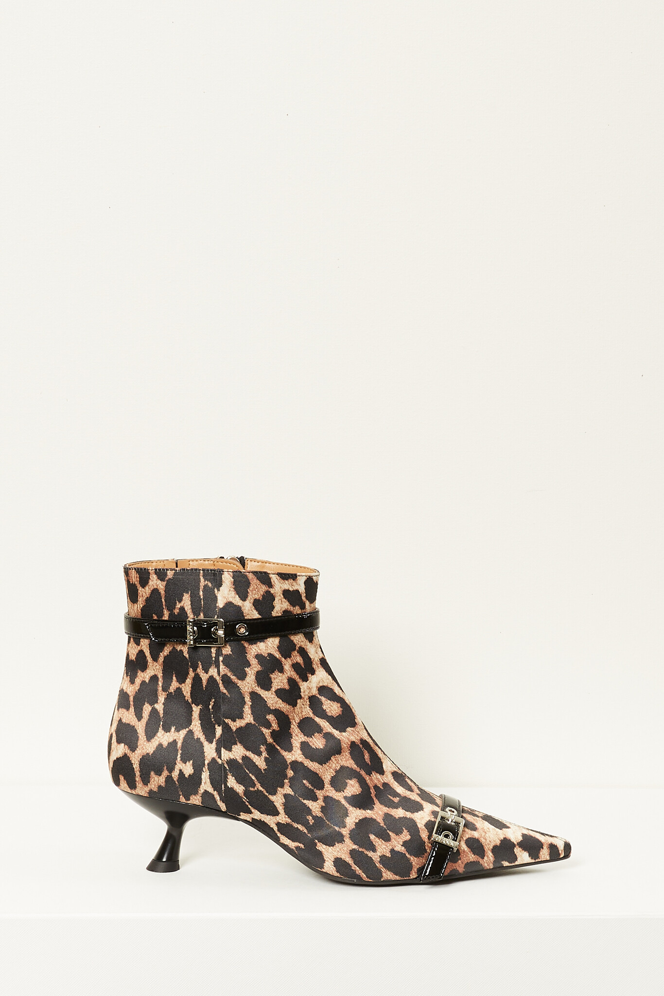  - Eyelets kitten heel boot