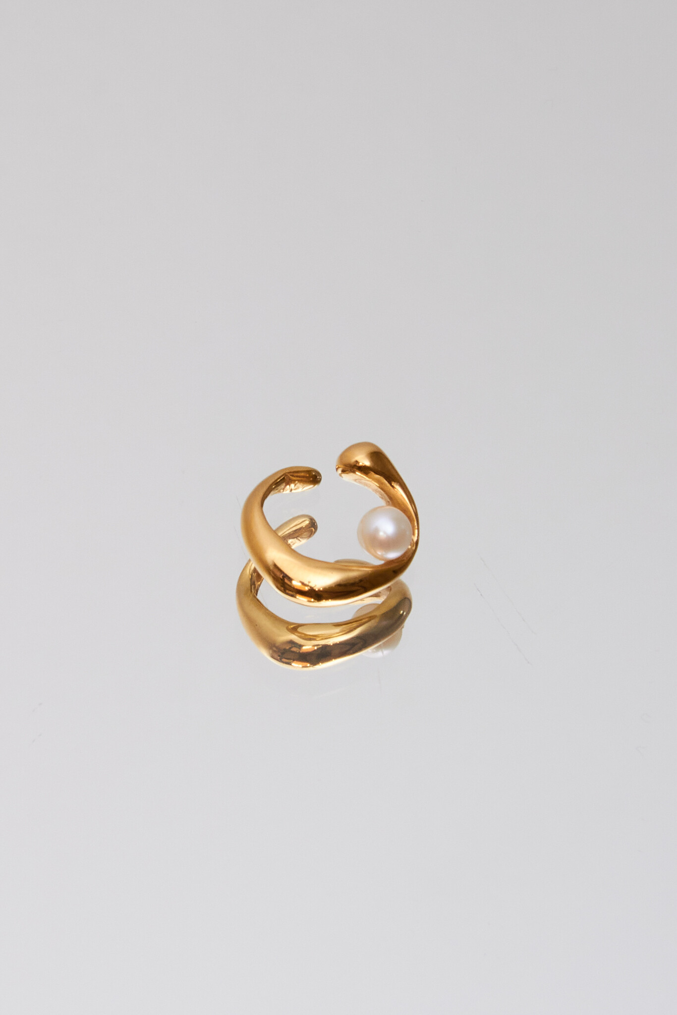 Vero Perla ear cuff single gold plated