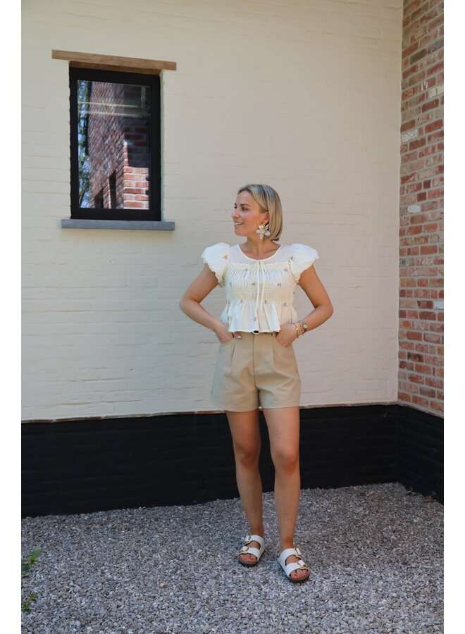 Beige short met riem