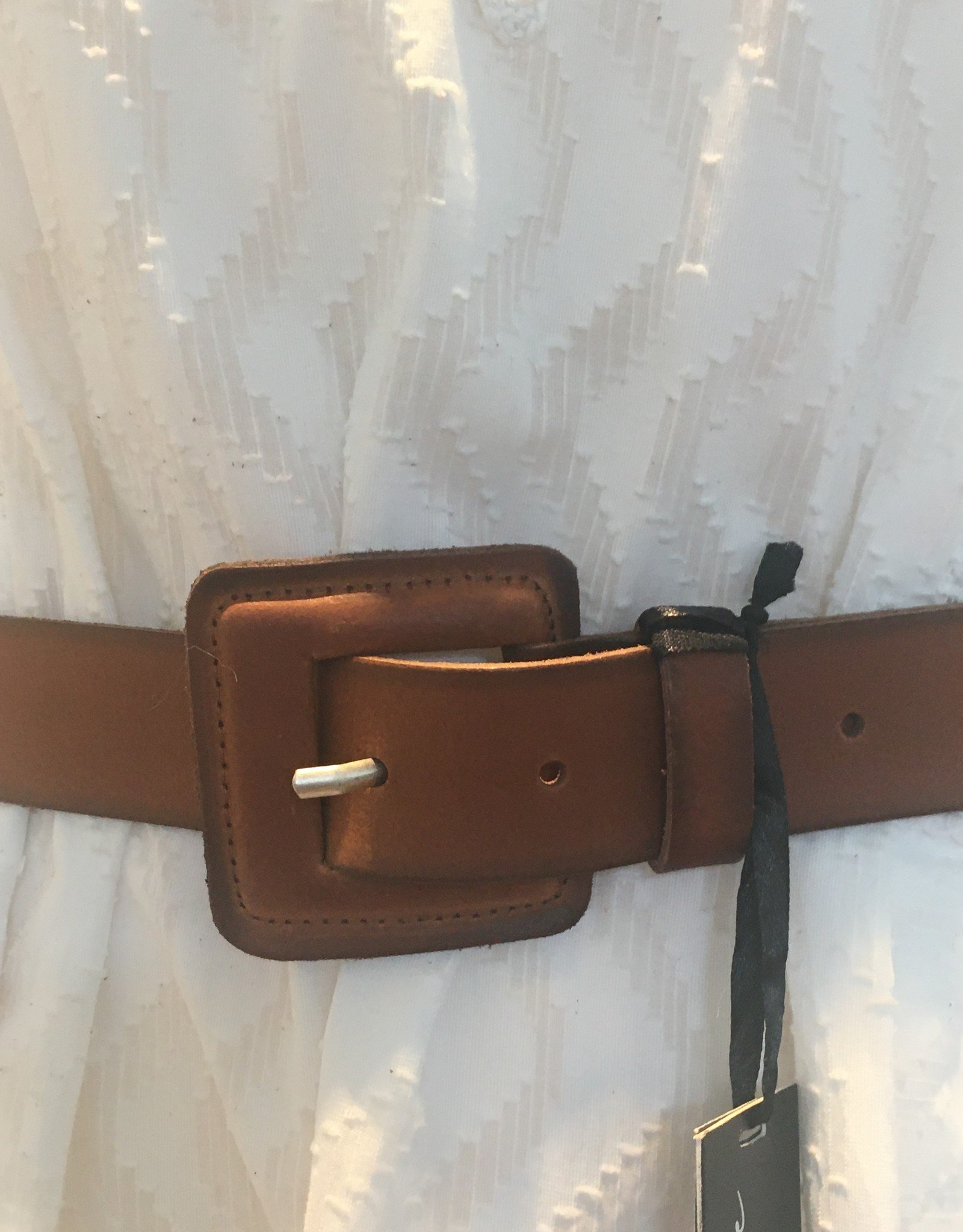 Wide leather belt with buckle in the same leather