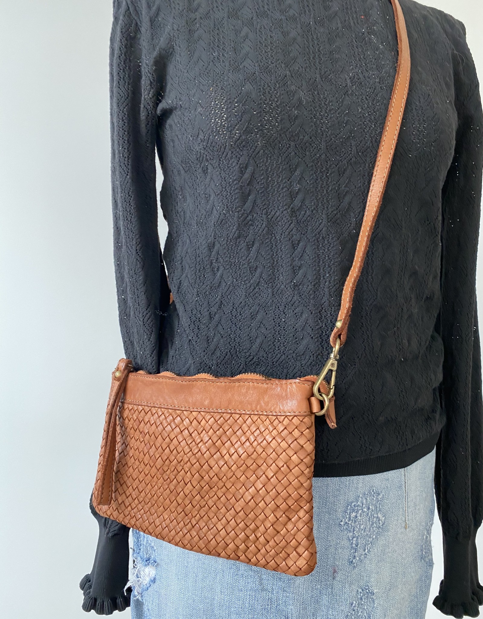 Little flexibel leather bag with woven front.