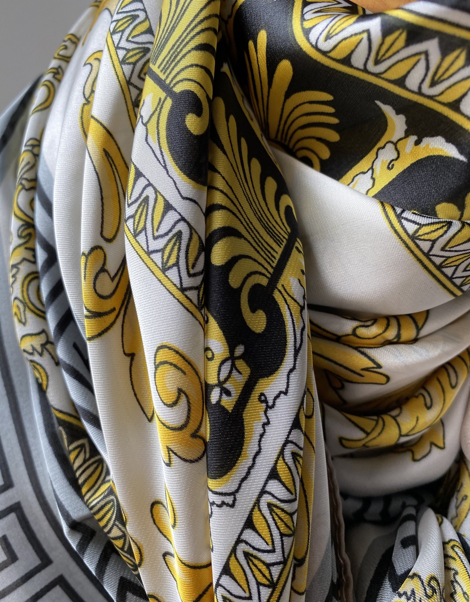 Vierkante sjaal in satijn zwart/geel en wit